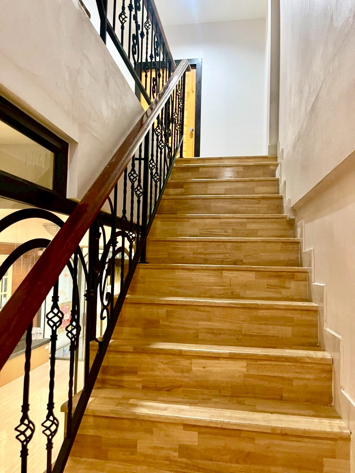 ขายอาคารพาณิชย์นครปฐม : ขายอาคารพาณิชย์ 3 ชั้นครึ่ง อยู่หลังเซ็นทรัล นครปฐม  เนื้อที่ 35.6 ตารางวา 4 ห้องนอน ต.ห้วยจรเข้ อ.เมืองนครปฐม จ.นครปฐม