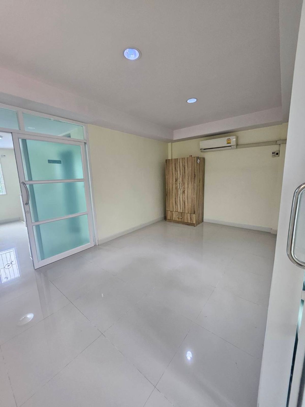 อาคารพาณิชย์ปทุมธานี รังสิต ธรรมศาสตร์ : 🏡 ทาวน์โฮม 3 ชั้น สไตล์โมเดิร์น ใกล้รถไฟฟ้า ราคาถูกที่สุดในโครงการ! เริ่มเพียง 3.59 ล้าน‼️