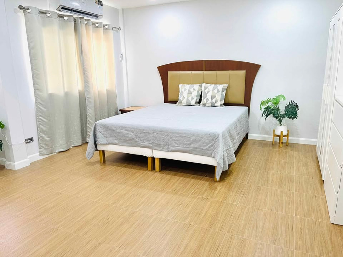 ให้เช่าทาวน์โฮมเกษตรศาสตร์ รัชโยธิน : ทาวน์เฮาส์ หัวมุม 4ห้องนอน (2 ยูนิตผสม) ซอยพหลโยธิน51 ปากซอย BTS เฟอร์นิเจอร์ครบ