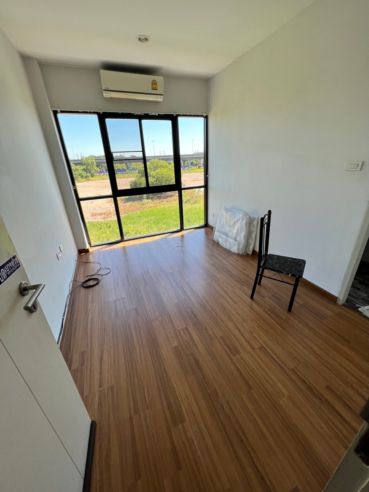 For RentTownhomeChaengwatana, Muangthong : townhome office, 1 minute drive to the expressway, over 5 minutes to the BTS Skytrain, 10 minutes to the Government Complex.