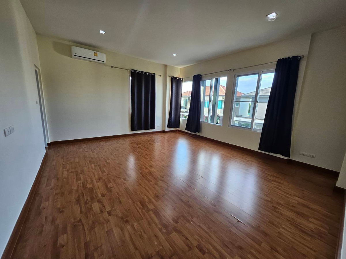 For RentHouseNonthaburi, Bang Yai, Bangbuathong : house with garden, 4 bedrooms, all with en-suite bathrooms, separate maid's room on the first floor, spacious bedrooms.