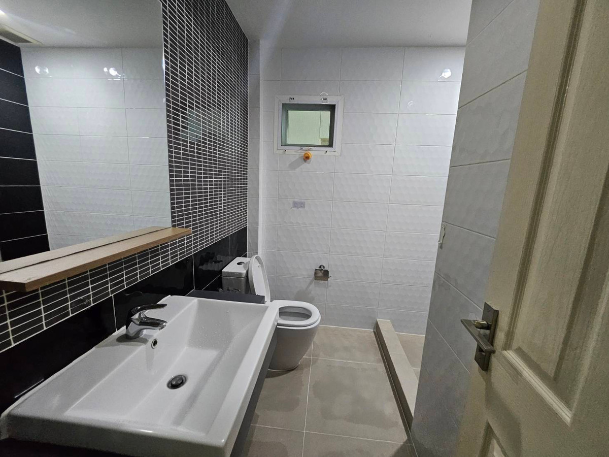 For RentHouseNonthaburi, Bang Yai, Bangbuathong : house with garden, 4 bedrooms, all with en-suite bathrooms, separate maid's room on the first floor, spacious bedrooms.