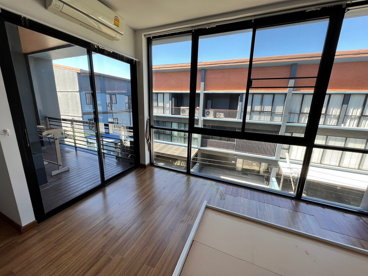 For RentTownhomeChaengwatana, Muangthong : townhome office, 1 minute drive to the expressway, over 5 minutes to the BTS Skytrain, 10 minutes to the Government Complex.