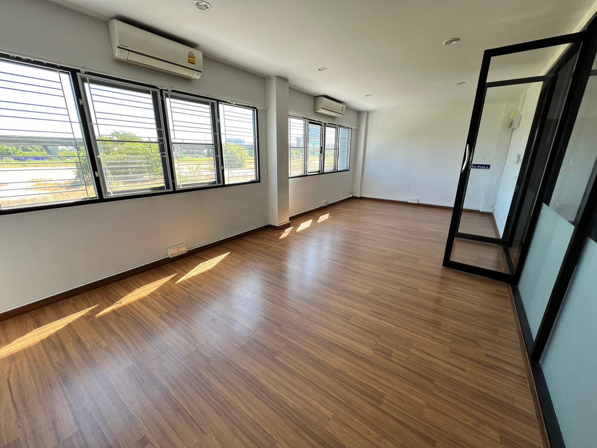 For RentTownhomeChaengwatana, Muangthong : townhome office, 1 minute drive to the expressway, over 5 minutes to the BTS Skytrain, 10 minutes to the Government Complex.