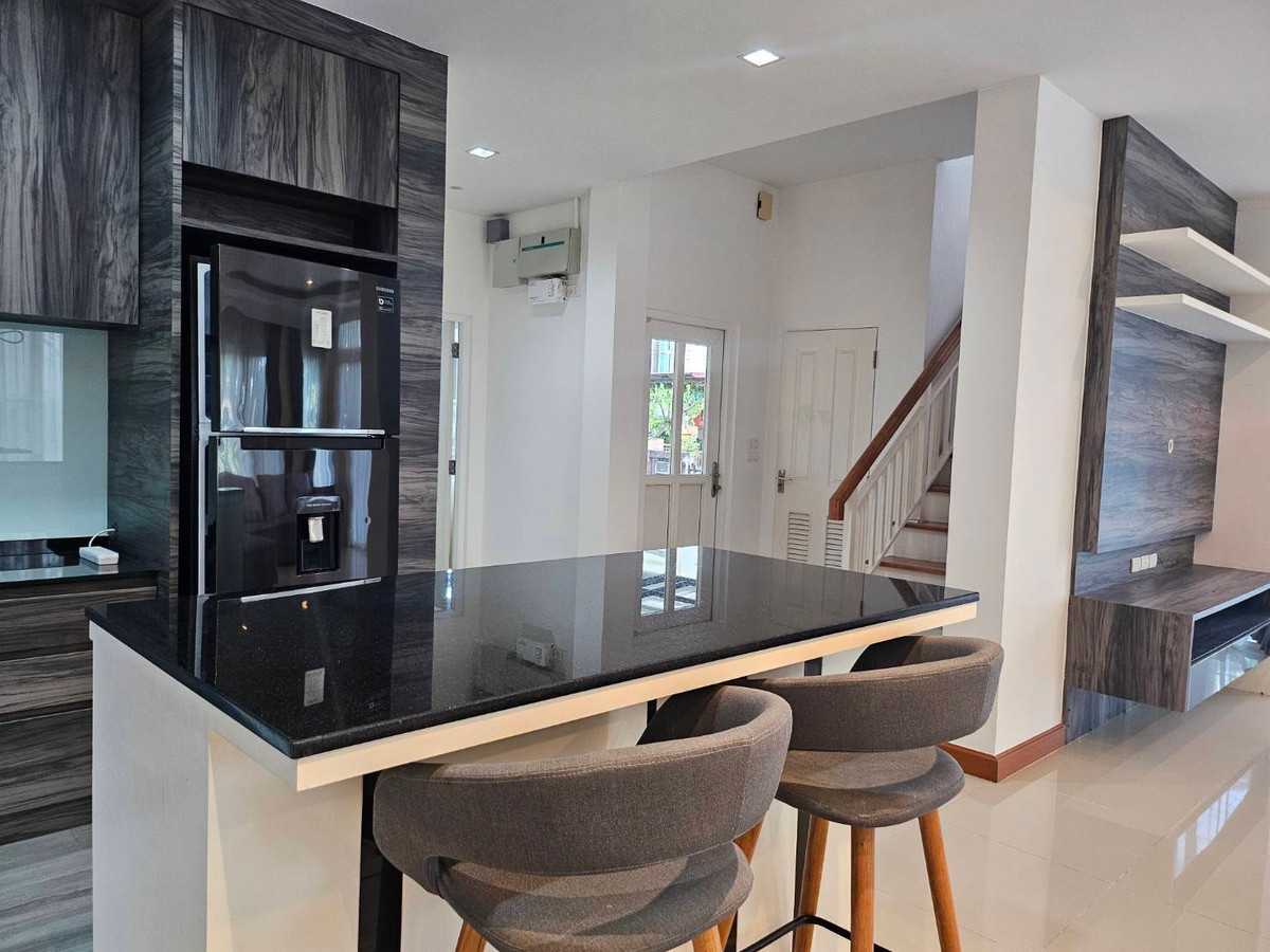 For RentHouseNonthaburi, Bang Yai, Bangbuathong : house with garden, 4 bedrooms, all with en-suite bathrooms, separate maid's room on the first floor, spacious bedrooms.