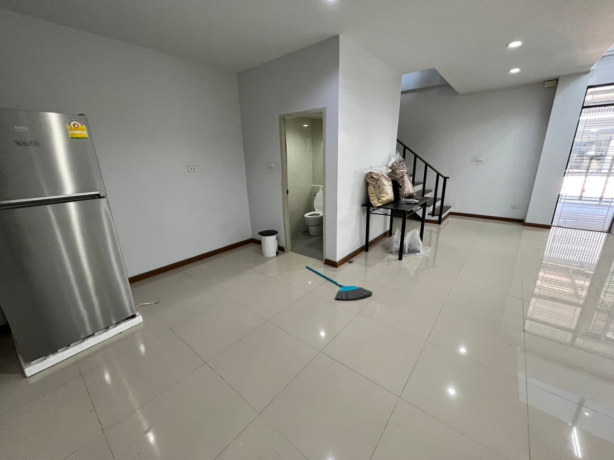For RentTownhomeChaengwatana, Muangthong : townhome office, 1 minute drive to the expressway, over 5 minutes to the BTS Skytrain, 10 minutes to the Government Complex.