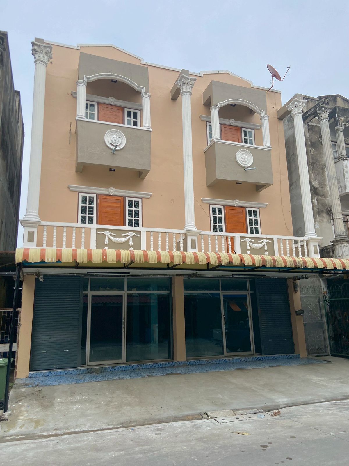 For SaleShop HouseMin Buri, Romklao : 2 commercial building for sale, gold location, Nong Chok District, Bangkok