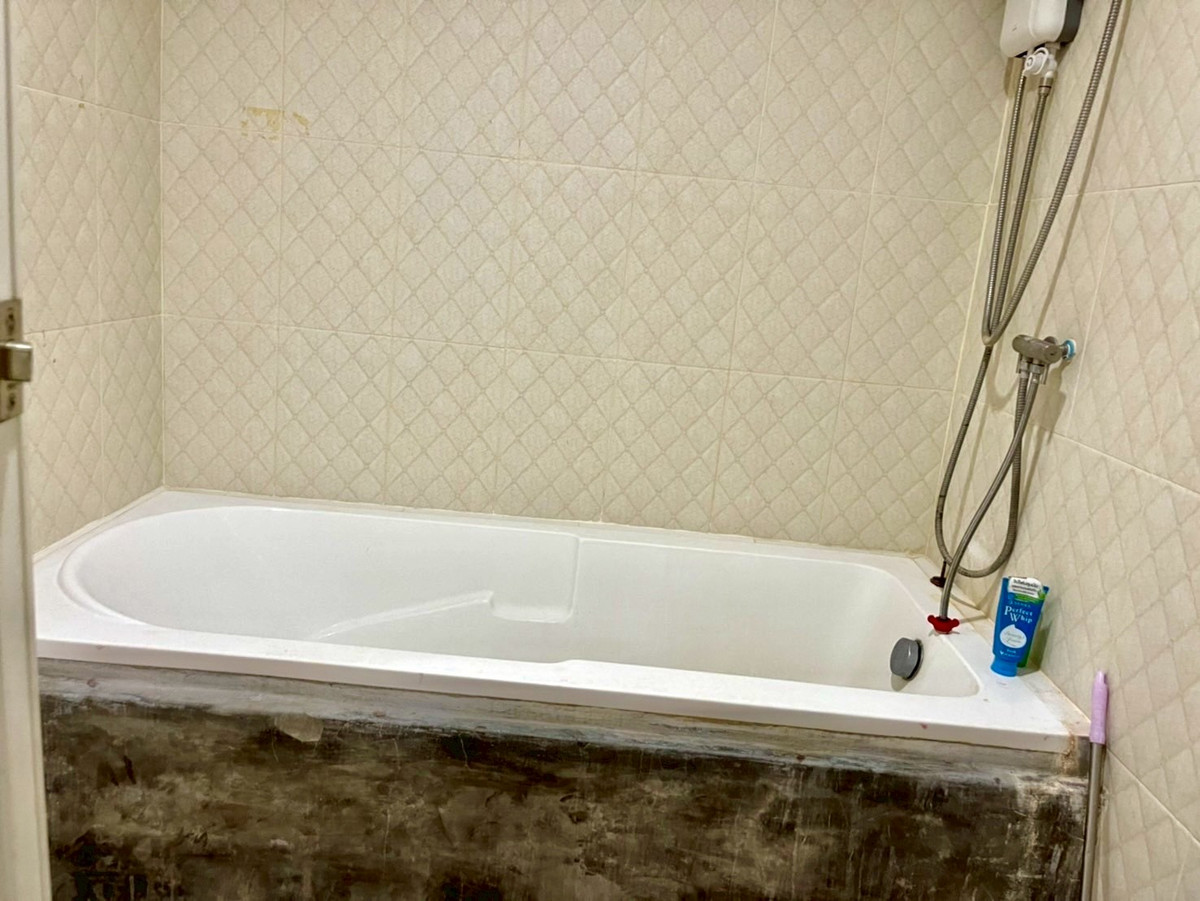 ขายอาคารพาณิชย์นครปฐม : ขายอาคารพาณิชย์ 3 ชั้นครึ่ง อยู่หลังเซ็นทรัล นครปฐม  เนื้อที่ 35.6 ตารางวา 4 ห้องนอน ต.ห้วยจรเข้ อ.เมืองนครปฐม จ.นครปฐม