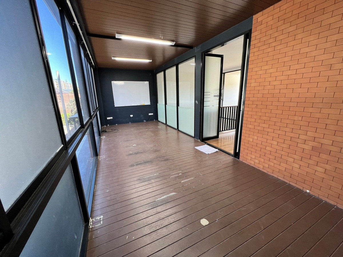 For RentTownhomeChaengwatana, Muangthong : townhome office, 1 minute drive to the expressway, over 5 minutes to the BTS Skytrain, 10 minutes to the Government Complex.