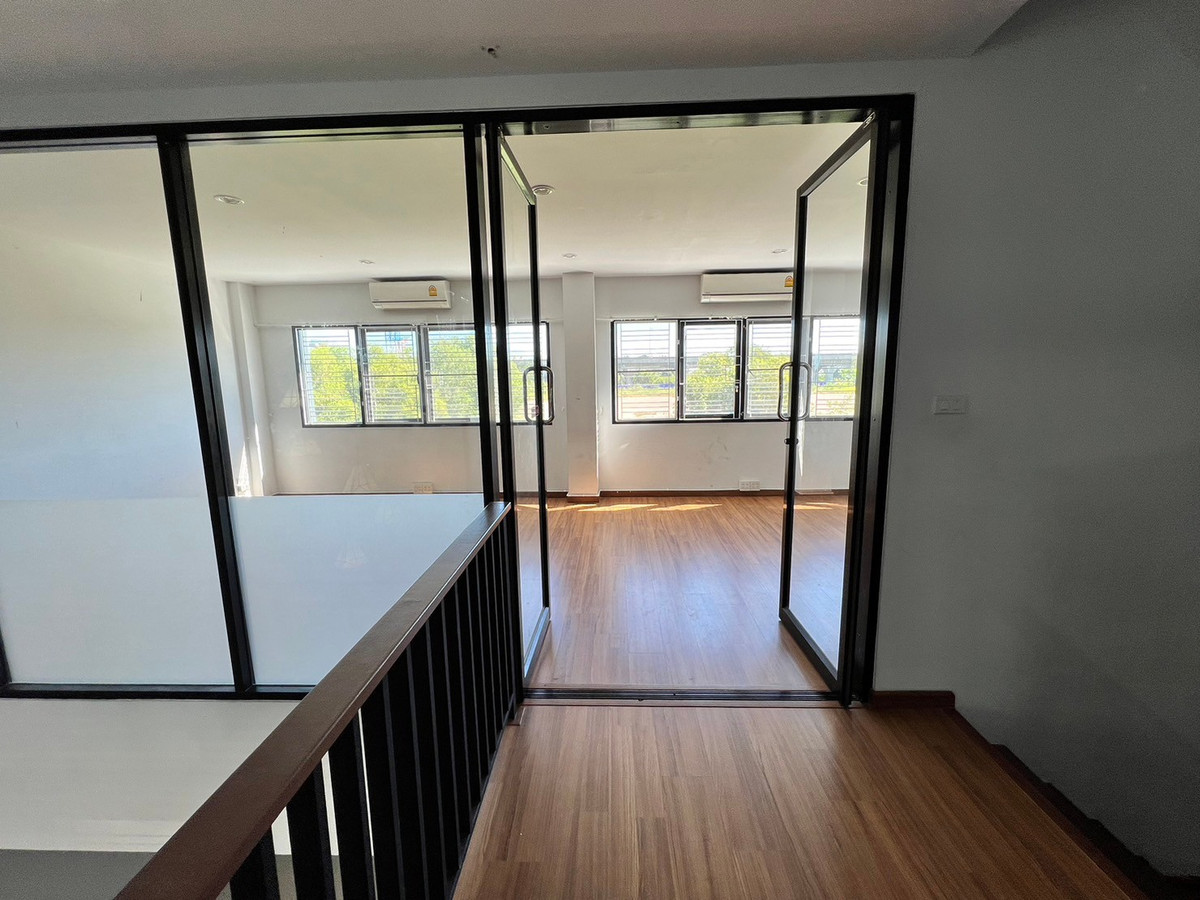 For RentTownhomeChaengwatana, Muangthong : townhome office, 1 minute drive to the expressway, over 5 minutes to the BTS Skytrain, 10 minutes to the Government Complex.