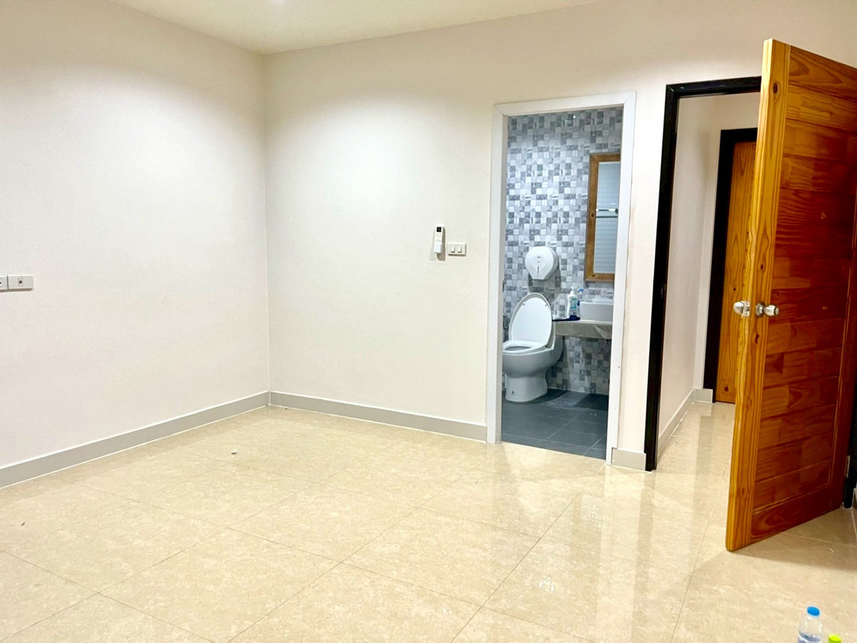 ขายอาคารพาณิชย์นครปฐม : ขายอาคารพาณิชย์ 3 ชั้นครึ่ง อยู่หลังเซ็นทรัล นครปฐม  เนื้อที่ 35.6 ตารางวา 4 ห้องนอน ต.ห้วยจรเข้ อ.เมืองนครปฐม จ.นครปฐม