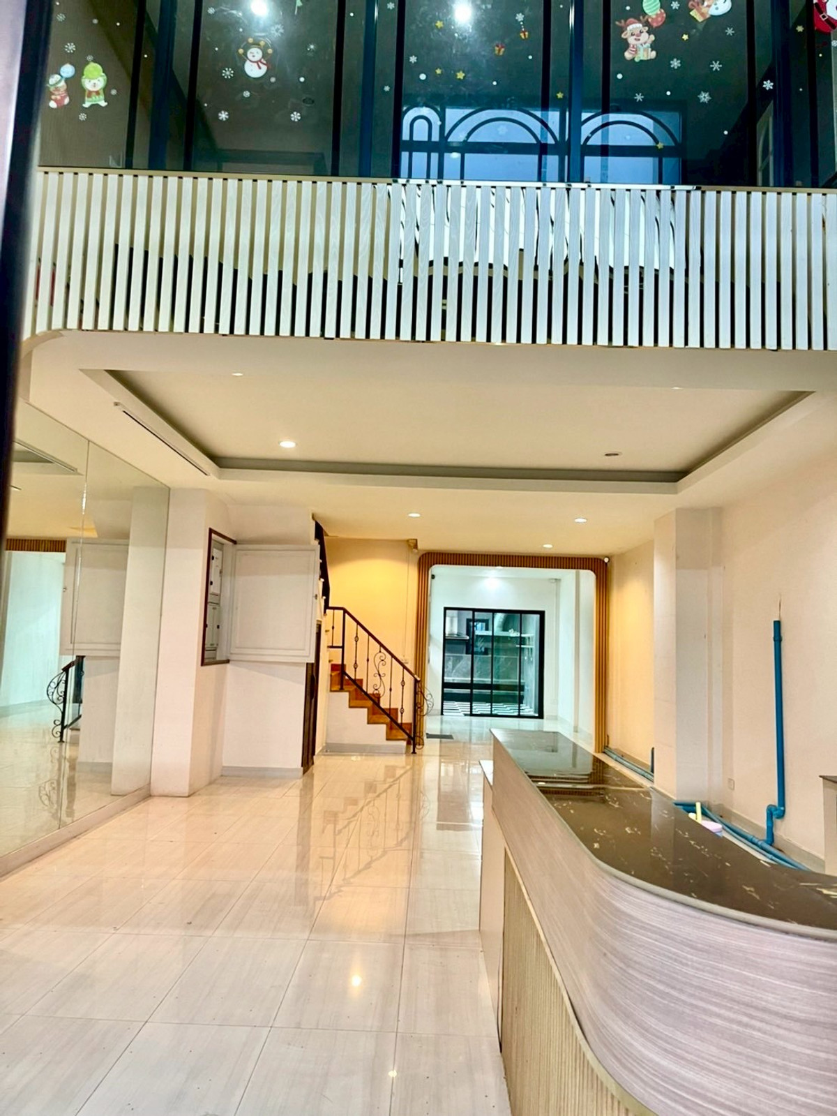 ขายอาคารพาณิชย์นครปฐม : ขายอาคารพาณิชย์ 3 ชั้นครึ่ง อยู่หลังเซ็นทรัล นครปฐม  เนื้อที่ 35.6 ตารางวา 4 ห้องนอน ต.ห้วยจรเข้ อ.เมืองนครปฐม จ.นครปฐม