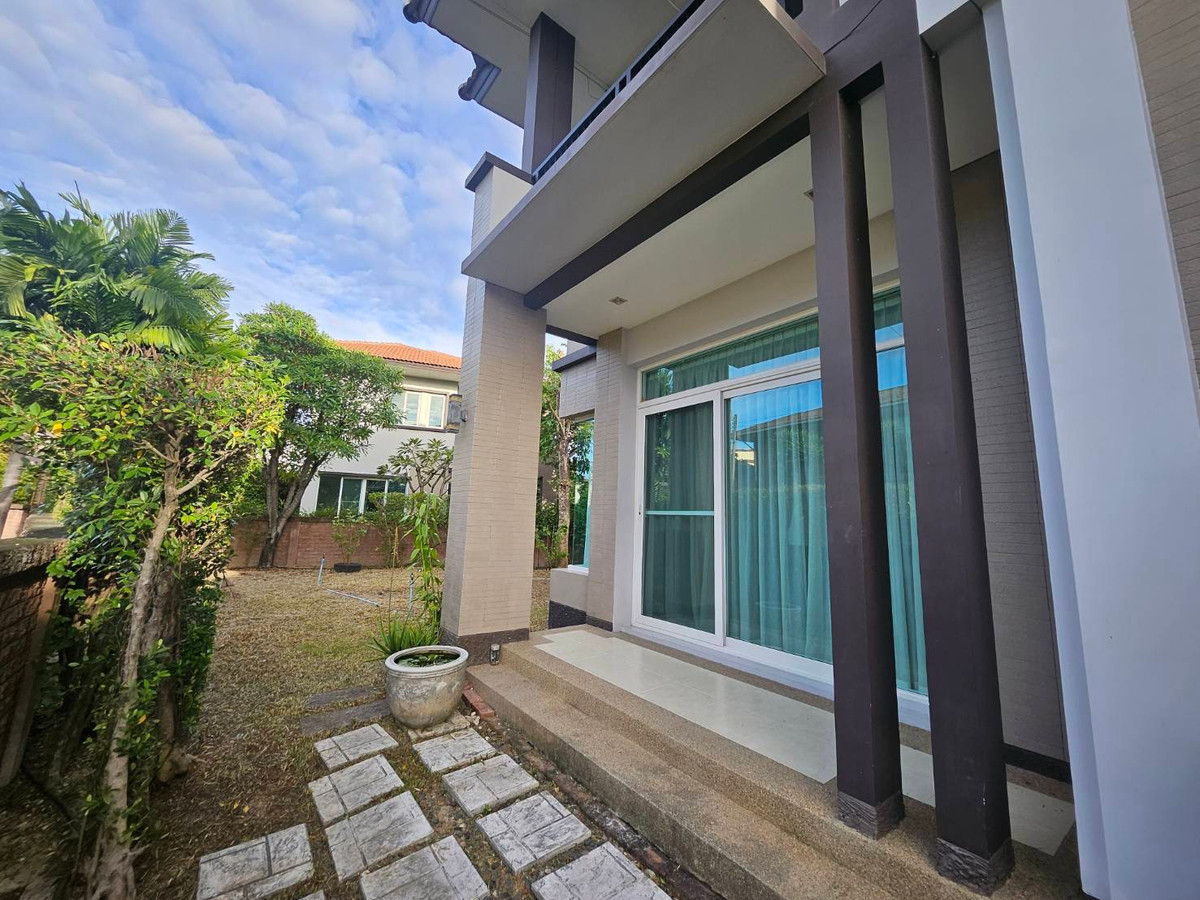 For RentHouseNonthaburi, Bang Yai, Bangbuathong : house with garden, 4 bedrooms, all with en-suite bathrooms, separate maid's room on the first floor, spacious bedrooms.