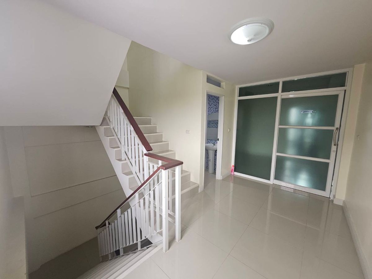 อาคารพาณิชย์ปทุมธานี รังสิต ธรรมศาสตร์ : 🏡 ทาวน์โฮม 3 ชั้น สไตล์โมเดิร์น ใกล้รถไฟฟ้า ราคาถูกที่สุดในโครงการ! เริ่มเพียง 3.59 ล้าน‼️