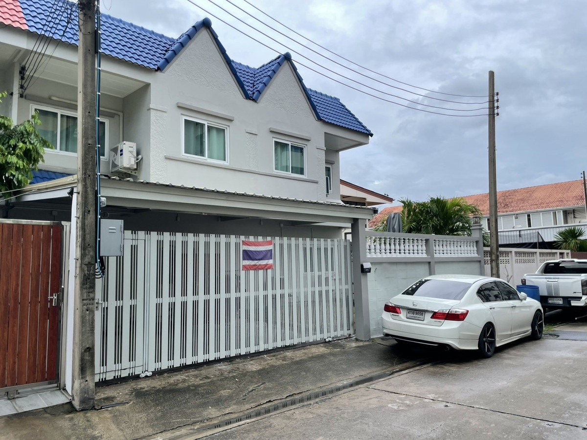 ให้เช่าทาวน์โฮมเกษตรศาสตร์ รัชโยธิน : ทาวน์เฮาส์ หัวมุม 4ห้องนอน (2 ยูนิตผสม) ซอยพหลโยธิน51 ปากซอย BTS เฟอร์นิเจอร์ครบ