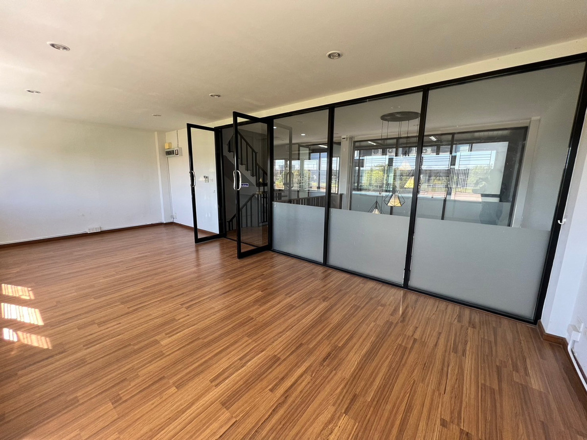 For RentTownhomeChaengwatana, Muangthong : townhome office, 1 minute drive to the expressway, over 5 minutes to the BTS Skytrain, 10 minutes to the Government Complex.