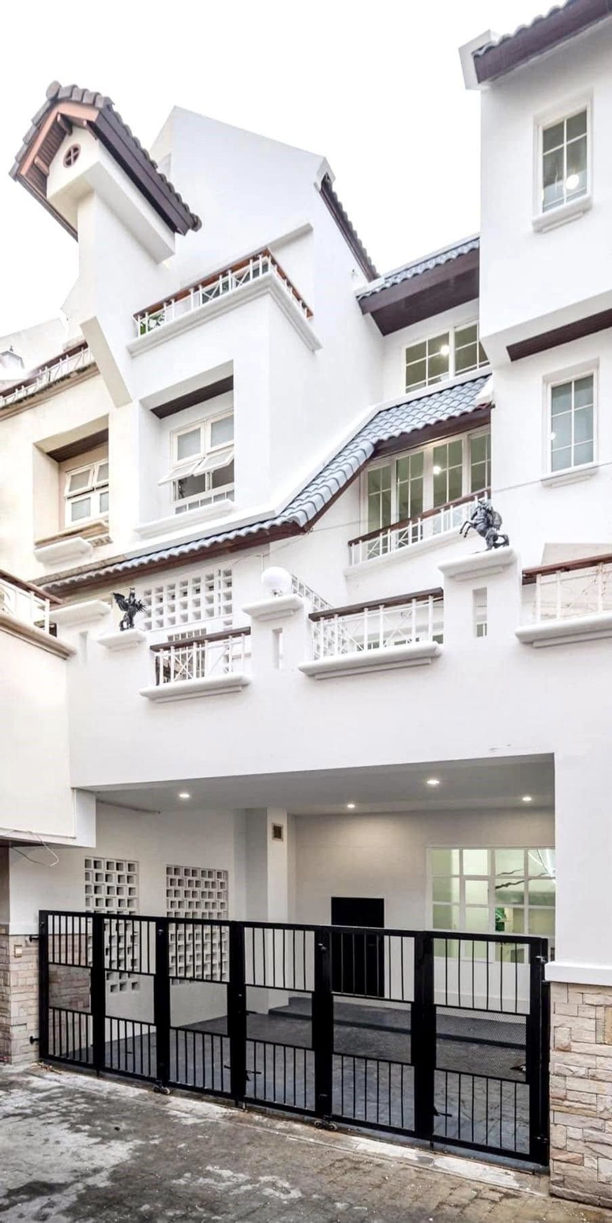 ขายทาวน์โฮมสะพานควาย จตุจักร : LTH12509 – Luxury pool villa Townhome FOR SALE Size 25.5 SQ.W 400 SQ.M 6 Beds 6 Baths Near MRT Lad Phrao Station ONLY 18.79 MB