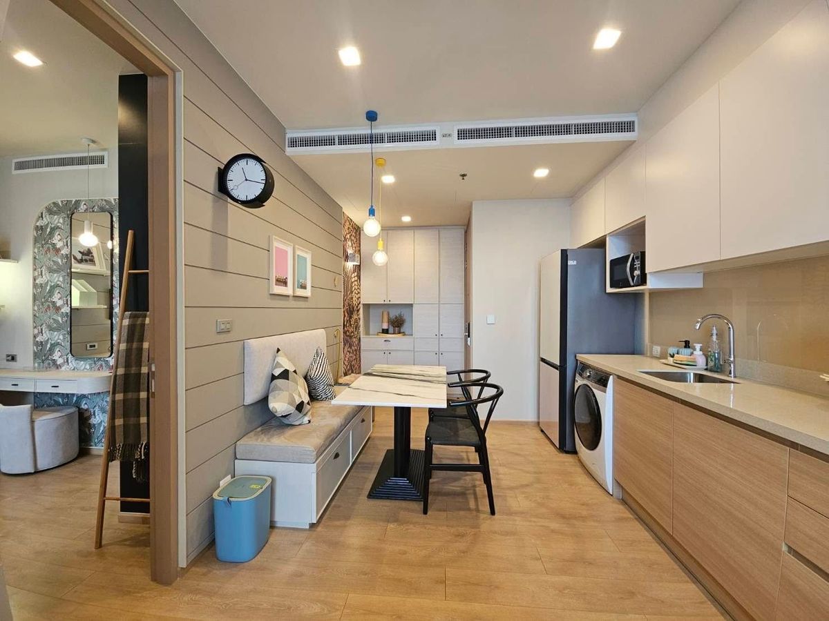 For SaleCondoSukhumvit, Asoke, Thonglor : NOBLE AROUND 33 Condo, convenient to travel, near the BTS Skytrain, has a very beautiful room shuttle, complete furniture, ready for sale !!!
