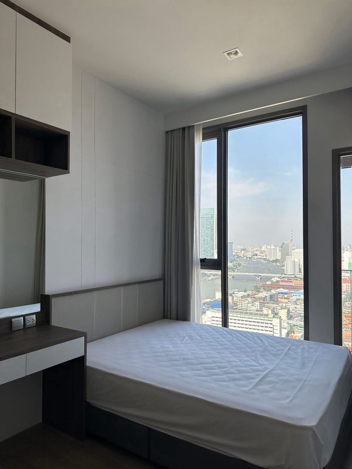 For RentCondoSathorn, Narathiwat : Rhythm Charoenkrung Pavilion Condo for Rent, beautiful view room, see fireworks every festival Interested to say hello.