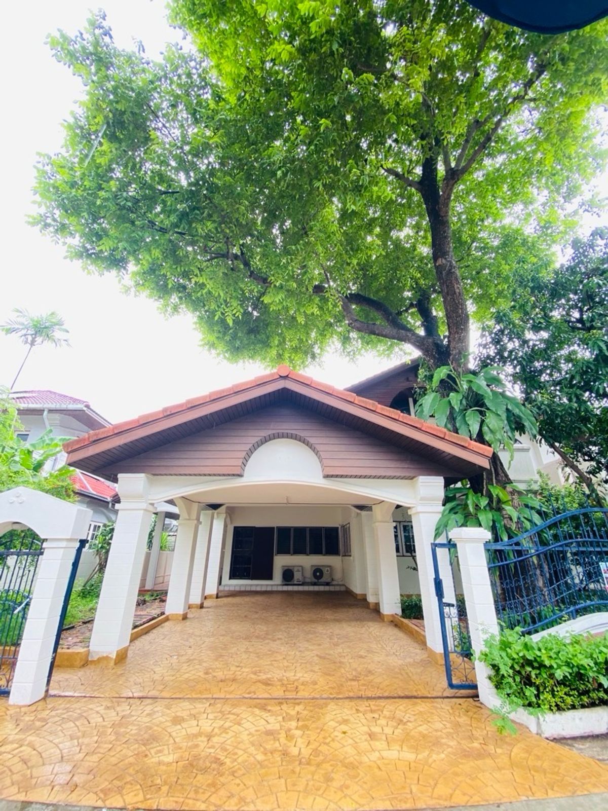 ขายบ้านรามคำแหง หัวหมาก : ขายบ้านเดี่ยว รีโนเวทใหม่ทั้งหลัง หมู่บ้านปรีชาล้ำเพชร ซอยรามคำแหง 76 ที่ดิน 111 ตร.วา | 4 ห้องนอน | 5 ห้องน้ำ | ครัวไทย + ครัวฝรั่ง | ใกล้ MRT ศรีบูรพาเพียง 500 เมตร