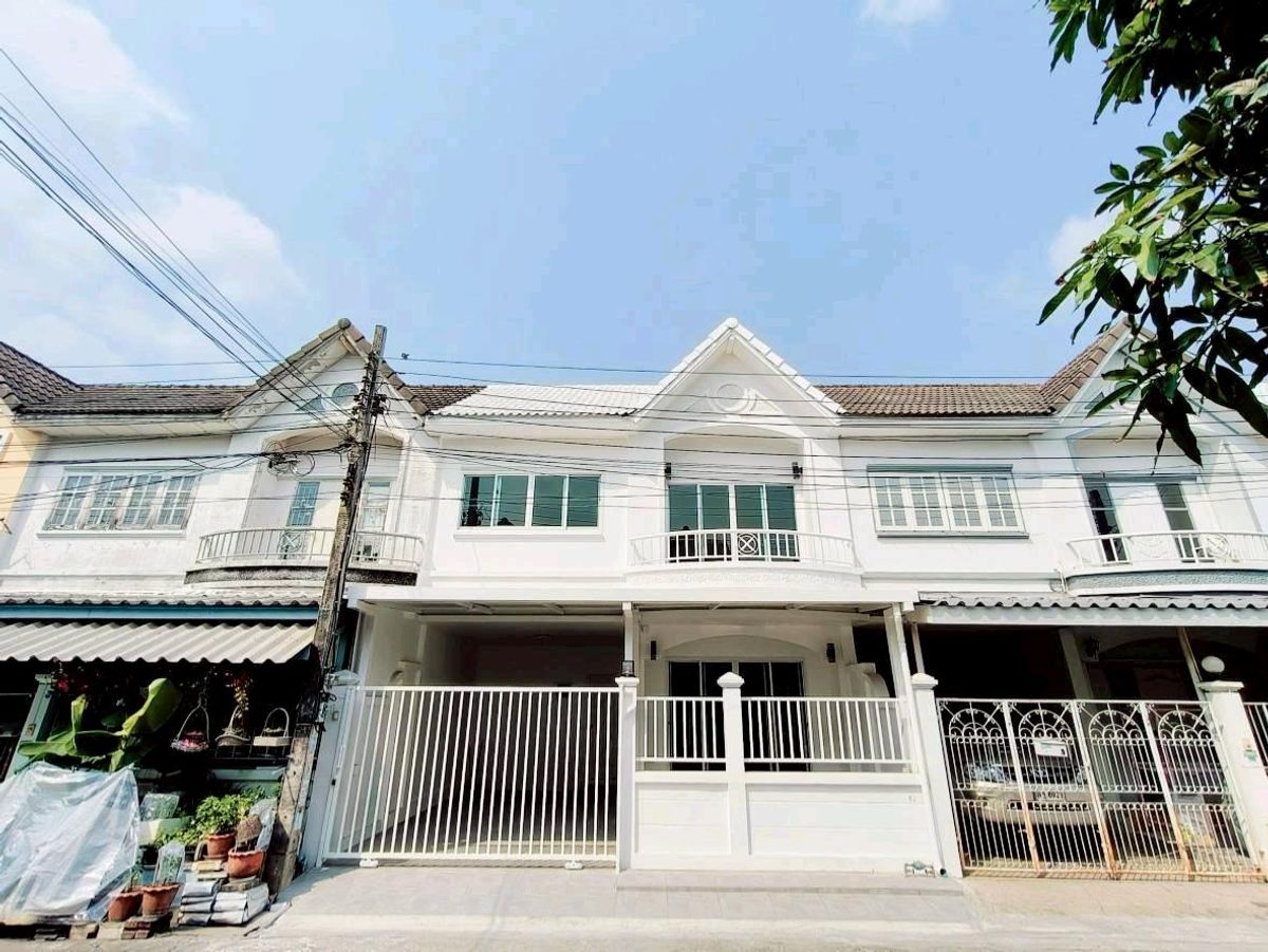 ขายทาวน์โฮมนวมินทร์ รามอินทรา : ทาวน์เฮ้าส์ 2 ชั้น หมู่บ้านเสนาวิลล่า 9 รถไฟฟ้าสายสีชมพู ห้างสรรพสินค้าแฟชั่นไอส์แลนด์ The promenade the Jazz เลียบคลองสอง แม็คโคร บิ๊กซี โลตัส ตลาดคู้บอน ตลาดกิโล 8 ใกล้ทางด่วนจตุโชติ ใกล้ทางด่วนบางปะอิน รีโนเวทแล้วพร้อมอยู่
