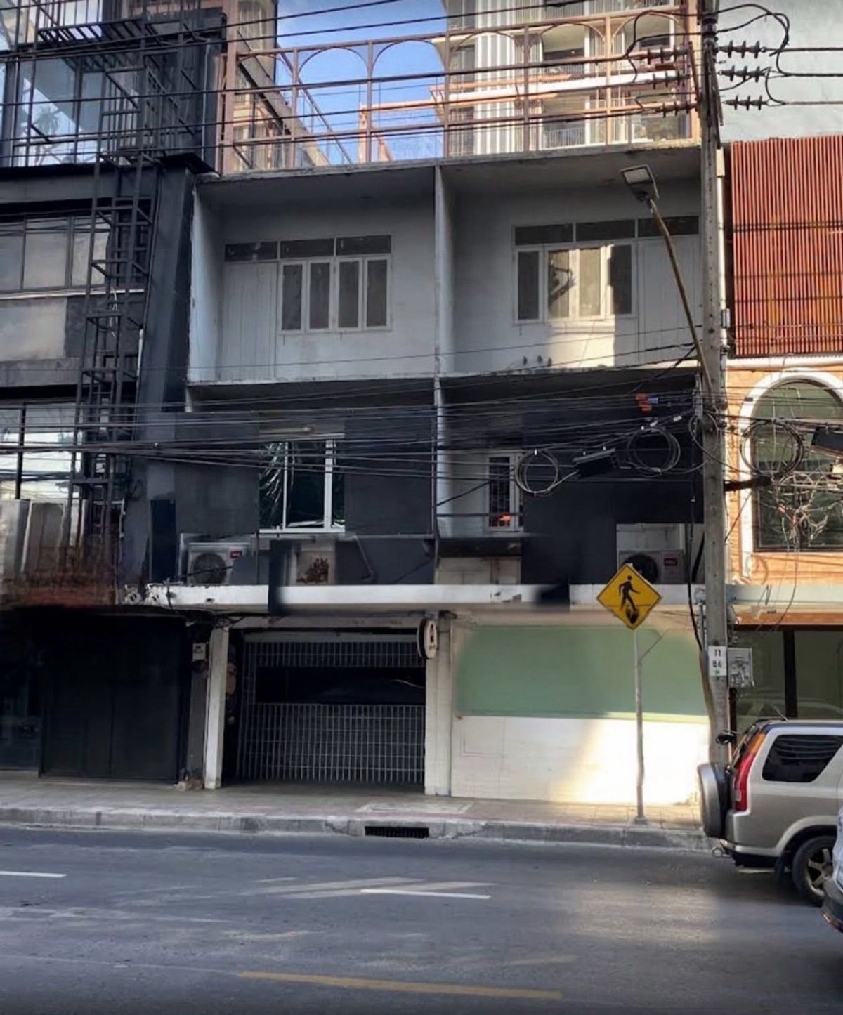 For LeaseholdShop HouseSukhumvit, Asoke, Thonglor : 🔥✨📍BEST & FAST DEAL for Business! Korean restaurant business for sale (takeover) in prime location on Ekkamai Road – just 90m from Donki Mall, only 2 mins walk / BTS Ekkamai 4 mins by motorbike (1.5km): 2,500,000 THB