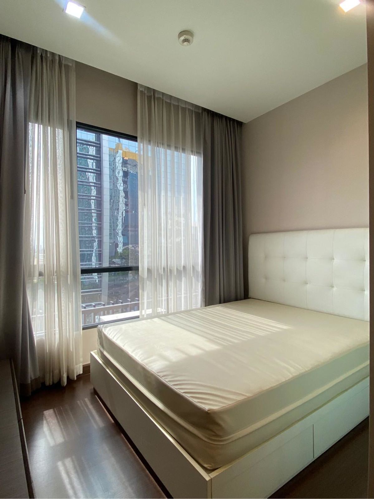 ให้เช่าคอนโดรัชดา ห้วยขวาง : 🏙️ ให้เช่า Ivy Ampio | 2 ห้องนอน รีโนเวทใหม่ 🛋️ พร้อมอยู่ทันที 🕒 ใกล้ MRT ศูนย์วัฒนธรรมฯ 🚇 วิวสถานทูตจีน เงียบสงบ เป็นส่วนตัว 🏢 เฟอร์ฯ ครบ พร้อมเครื่องใช้ไฟฟ้า ✅