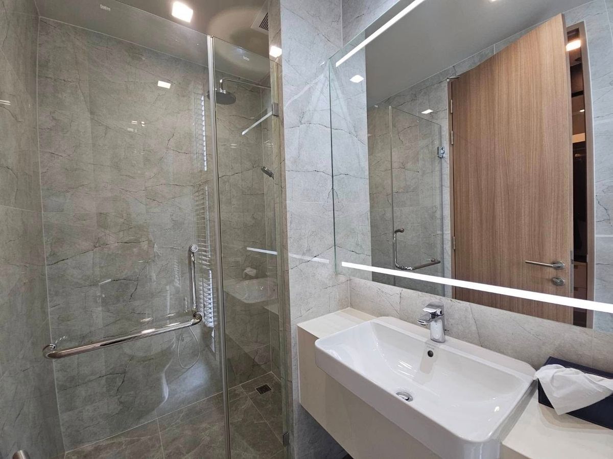 For SaleCondoSukhumvit, Asoke, Thonglor : NOBLE AROUND 33 Condo, convenient to travel, near the BTS Skytrain, has a very beautiful room shuttle, complete furniture, ready for sale !!!