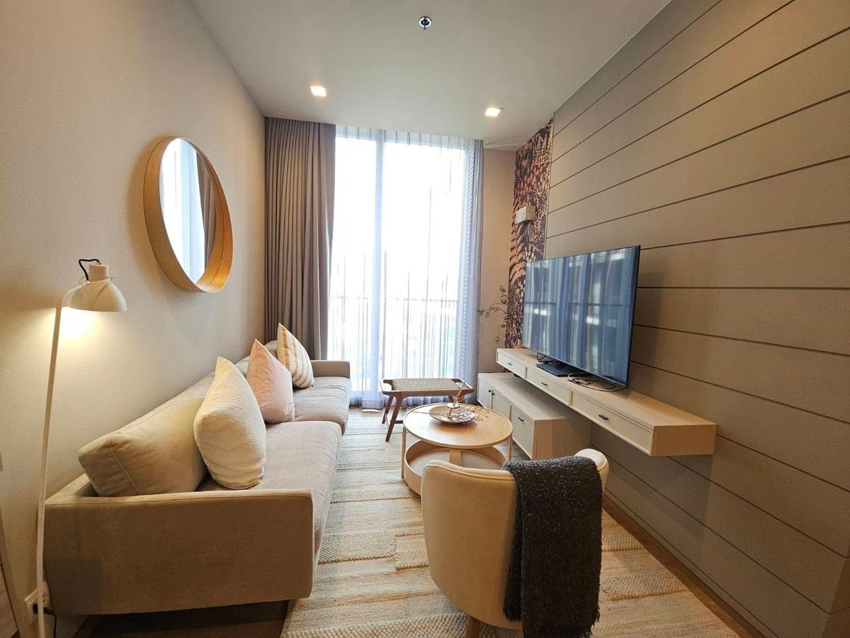 For SaleCondoSukhumvit, Asoke, Thonglor : NOBLE AROUND 33 Condo, convenient to travel, near the BTS Skytrain, has a very beautiful room shuttle, complete furniture, ready for sale !!!