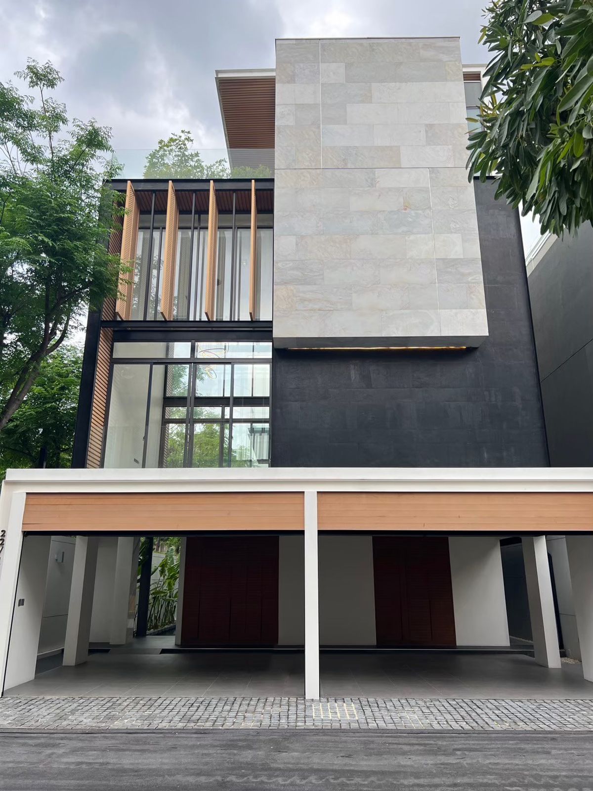 ขายบ้านเกษตร นวมินทร์ ลาดปลาเค้า : ขายบ้านเดี่ยวหรู ระดับ SUPER LUXURY เดอะ ไพรมารี่ วี  ฟังก์ชั่น 4 ห้องนอน 6 ห้องน้ำ 6 ที่จอดรถ พร้อมสระว่ายน้ำ เดินทางสะดวก เข้า-ออกเมืองสะดวก ใกล้ทางด่วน ม่ไกลจากแหล่งธุรกิจและย่านช็อปปิ้ง
