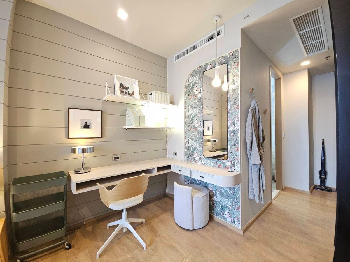 For SaleCondoSukhumvit, Asoke, Thonglor : NOBLE AROUND 33 Condo, convenient to travel, near the BTS Skytrain, has a very beautiful room shuttle, complete furniture, ready for sale !!!