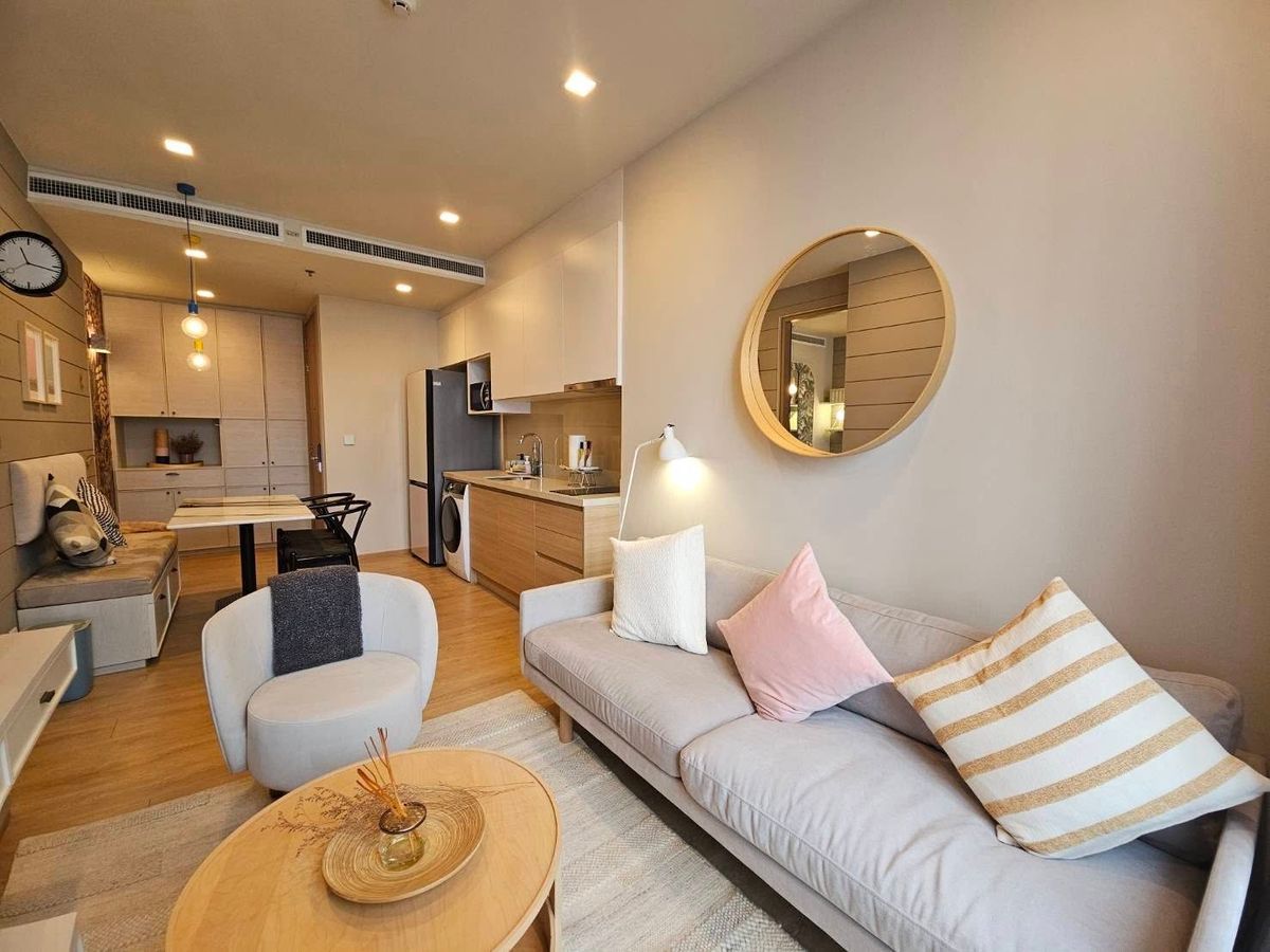 For SaleCondoSukhumvit, Asoke, Thonglor : NOBLE AROUND 33 Condo, convenient to travel, near the BTS Skytrain, has a very beautiful room shuttle, complete furniture, ready for sale !!!