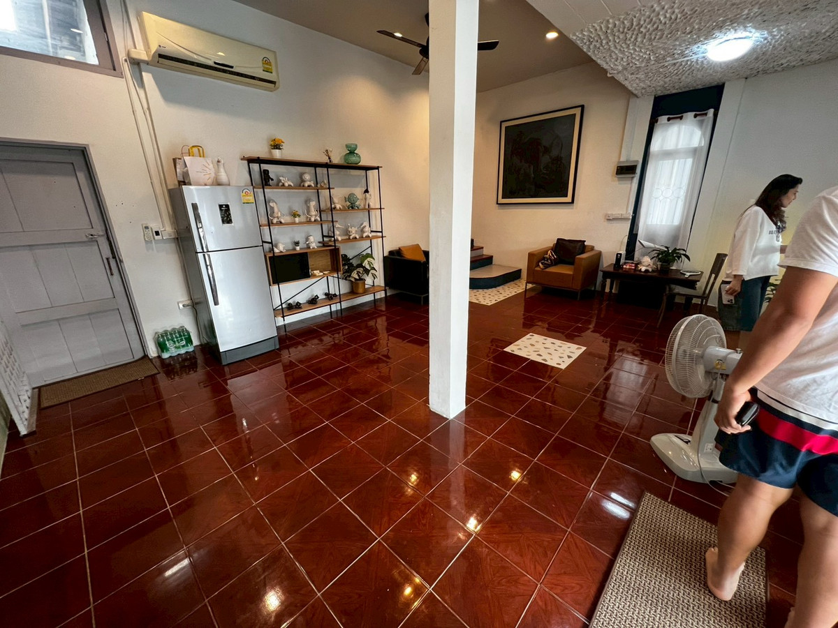 For RentHouseChaengwatana, Muangthong : Beautifully ant cute pet friendly house with artwork, located on Tiwanon Soi 52, near the BTS Skytrain. 2 bedrooms.