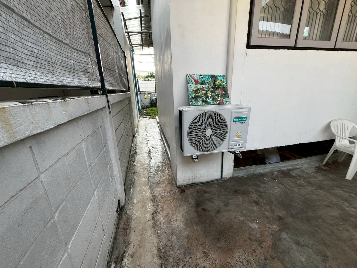For RentHouseChaengwatana, Muangthong : Beautifully ant cute pet friendly house with artwork, located on Tiwanon Soi 52, near the BTS Skytrain. 2 bedrooms.