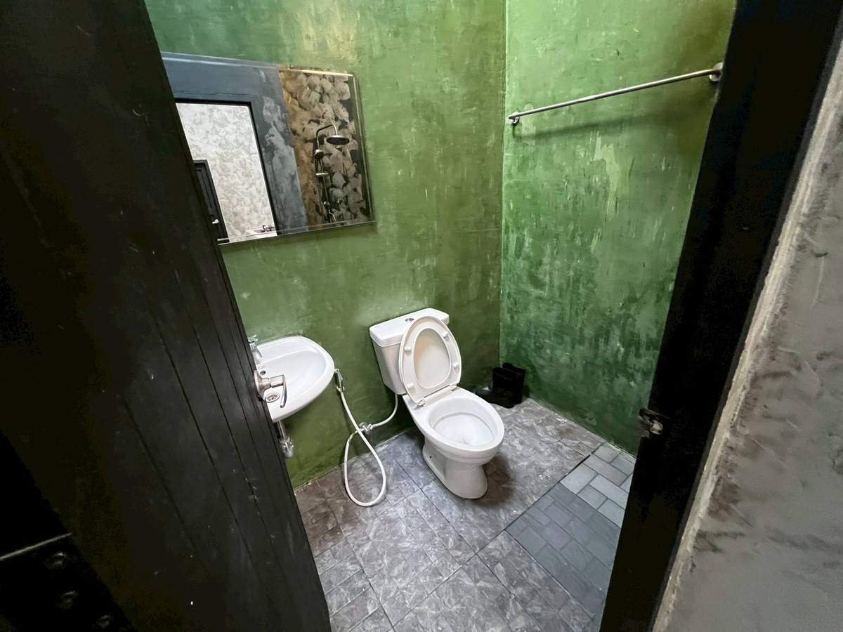 For RentHouseChaengwatana, Muangthong : Beautifully ant cute pet friendly house with artwork, located on Tiwanon Soi 52, near the BTS Skytrain. 2 bedrooms.