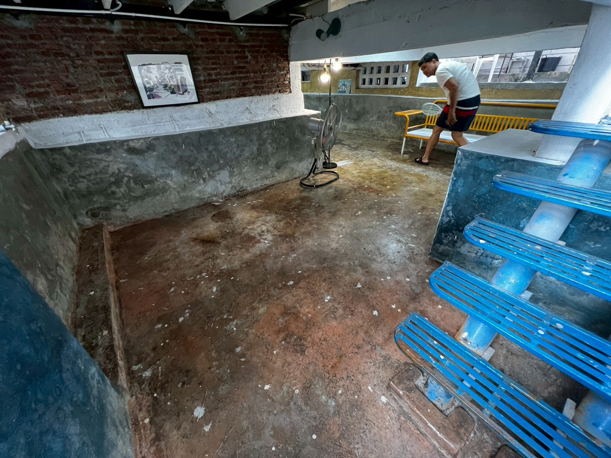 For RentHouseChaengwatana, Muangthong : Beautifully ant cute pet friendly house with artwork, located on Tiwanon Soi 52, near the BTS Skytrain. 2 bedrooms.