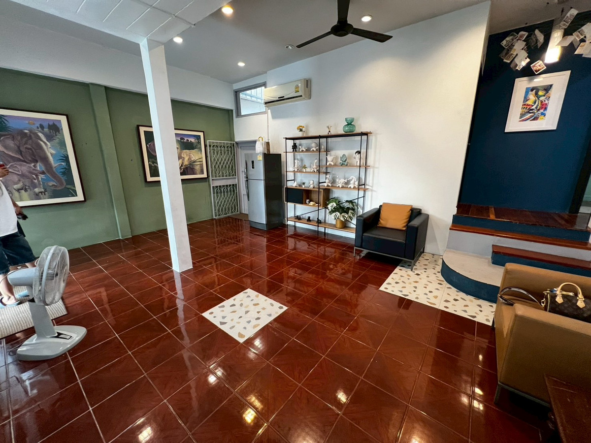 For RentHouseChaengwatana, Muangthong : Beautifully ant cute pet friendly house with artwork, located on Tiwanon Soi 52, near the BTS Skytrain. 2 bedrooms.