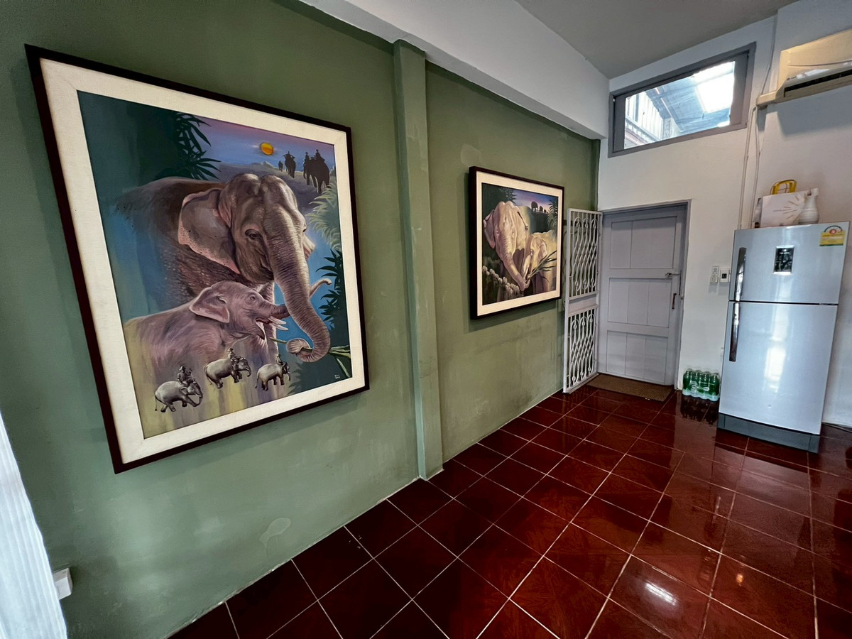 For RentHouseChaengwatana, Muangthong : Beautifully ant cute pet friendly house with artwork, located on Tiwanon Soi 52, near the BTS Skytrain. 2 bedrooms.
