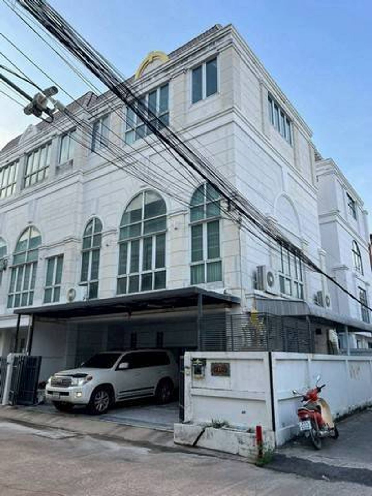 ให้เช่าโฮมออฟฟิศโชคชัย4 ลาดพร้าว71 : ให้เช่าโฮมออฟฟิศ 4 ชั้น รีโนเวทใหม่  หลังมุม ลาดพร้าววังหิน 76  เนื้อที่ 32 ตรว. 240 ตรม. เหมาะทำโฮมออฟฟิศ ใช้ที่อยู่จดทะเบียนได้ 