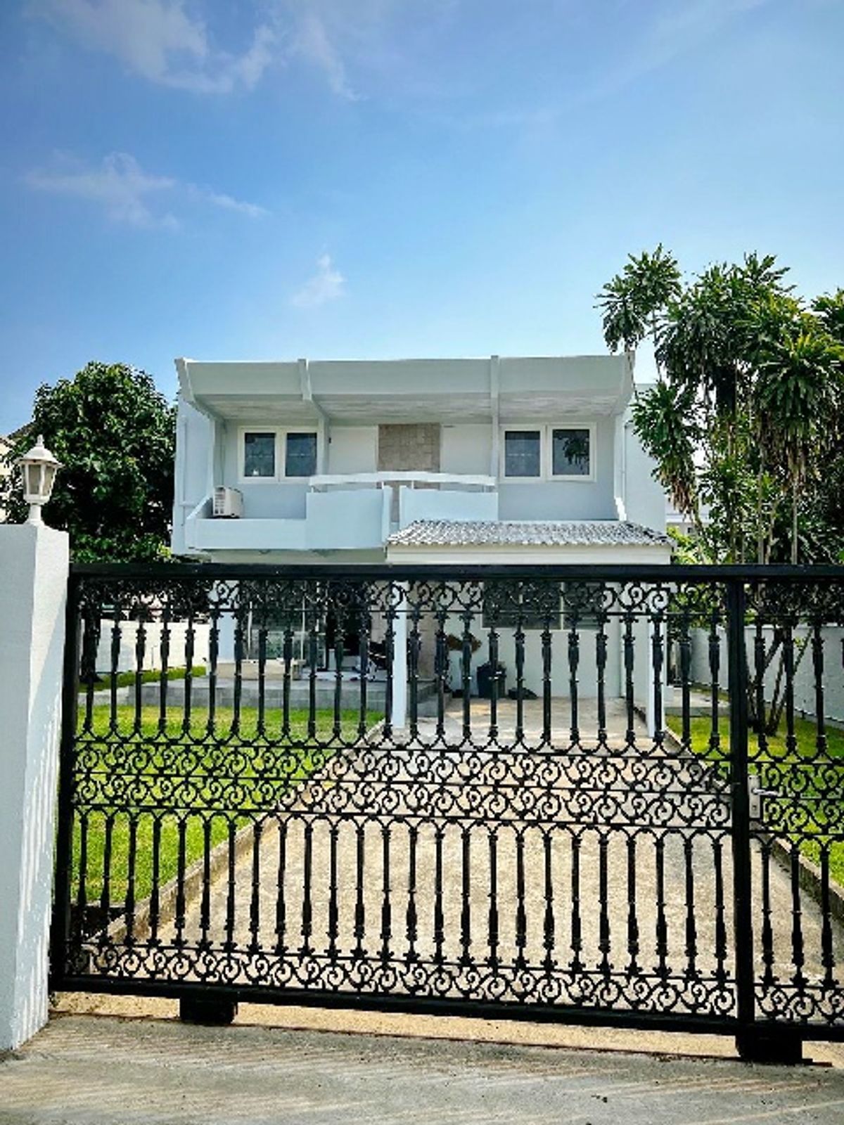 For RentHouseSilom, Saladaeng, Bangrak : Development of APL Hua Mak, 1.6 km. Rama 9 for rent, 2 -storey detached house, Garden view 113 sq.w. 450 sq.w. Stamford International, 1.5 km, potential location