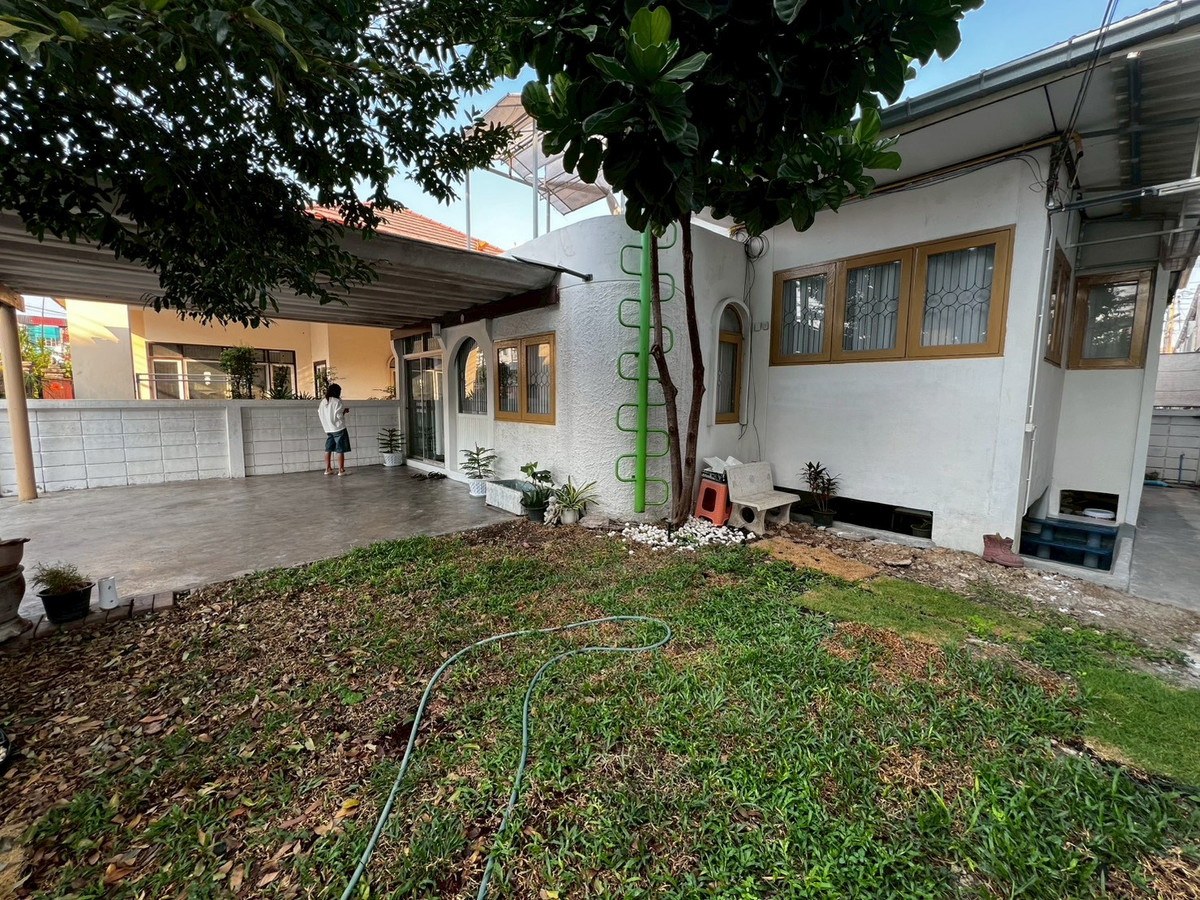 For RentHouseChaengwatana, Muangthong : Beautifully ant cute pet friendly house with artwork, located on Tiwanon Soi 52, near the BTS Skytrain. 2 bedrooms.