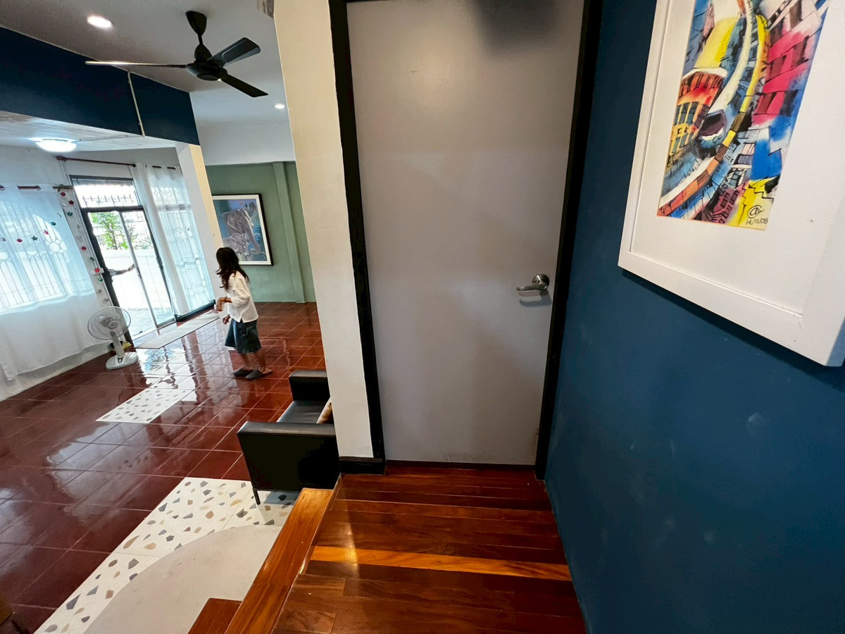 For RentHouseChaengwatana, Muangthong : Beautifully ant cute pet friendly house with artwork, located on Tiwanon Soi 52, near the BTS Skytrain. 2 bedrooms.