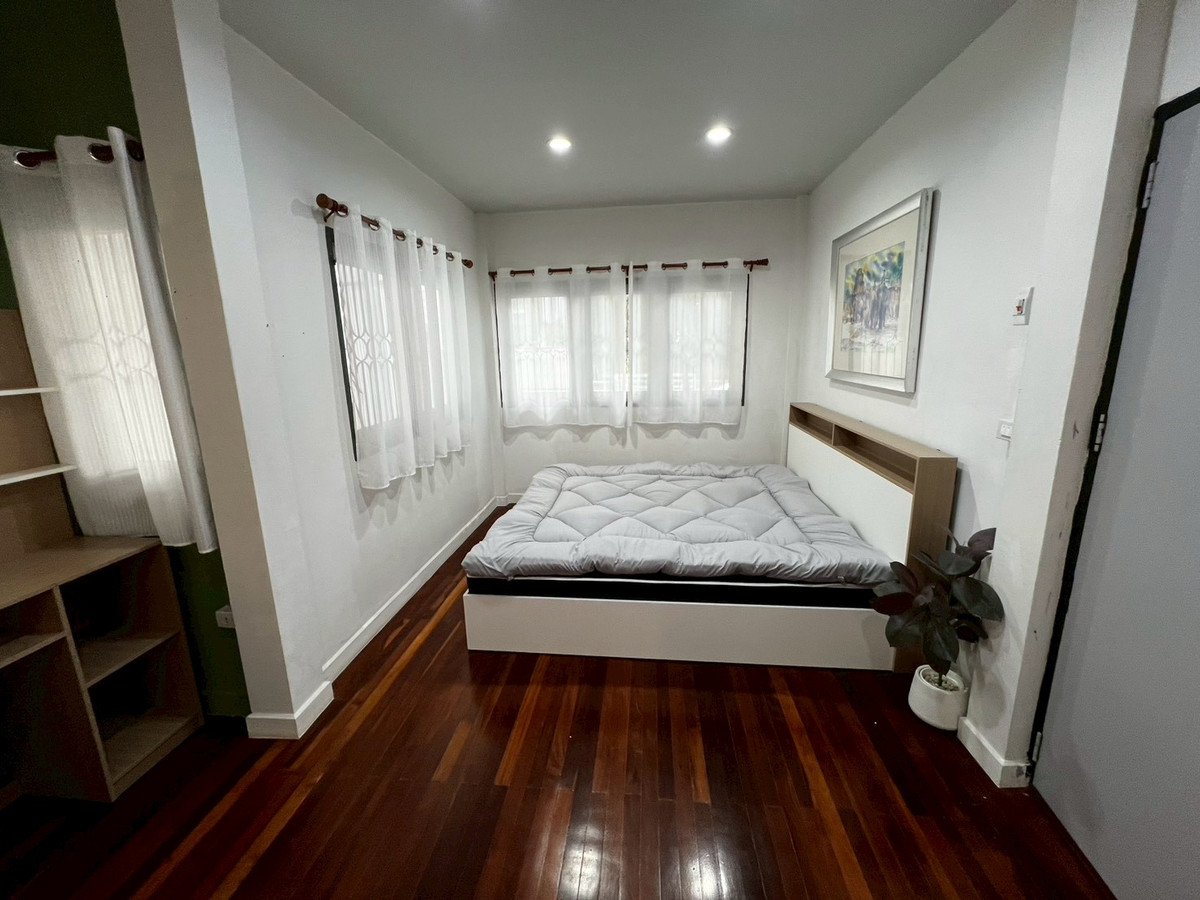 For RentHouseChaengwatana, Muangthong : Beautifully ant cute pet friendly house with artwork, located on Tiwanon Soi 52, near the BTS Skytrain. 2 bedrooms.