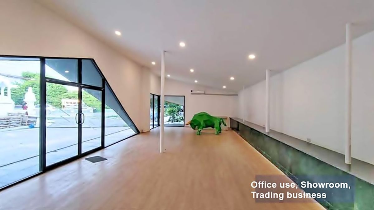 For RentShowroomBangna, Bearing, Lasalle : Rental area 285 sqm. Suitable for showrooms, cafes, coffee shops, offices, near BTS, Sri Iam, Bangnarat Srinakarin.