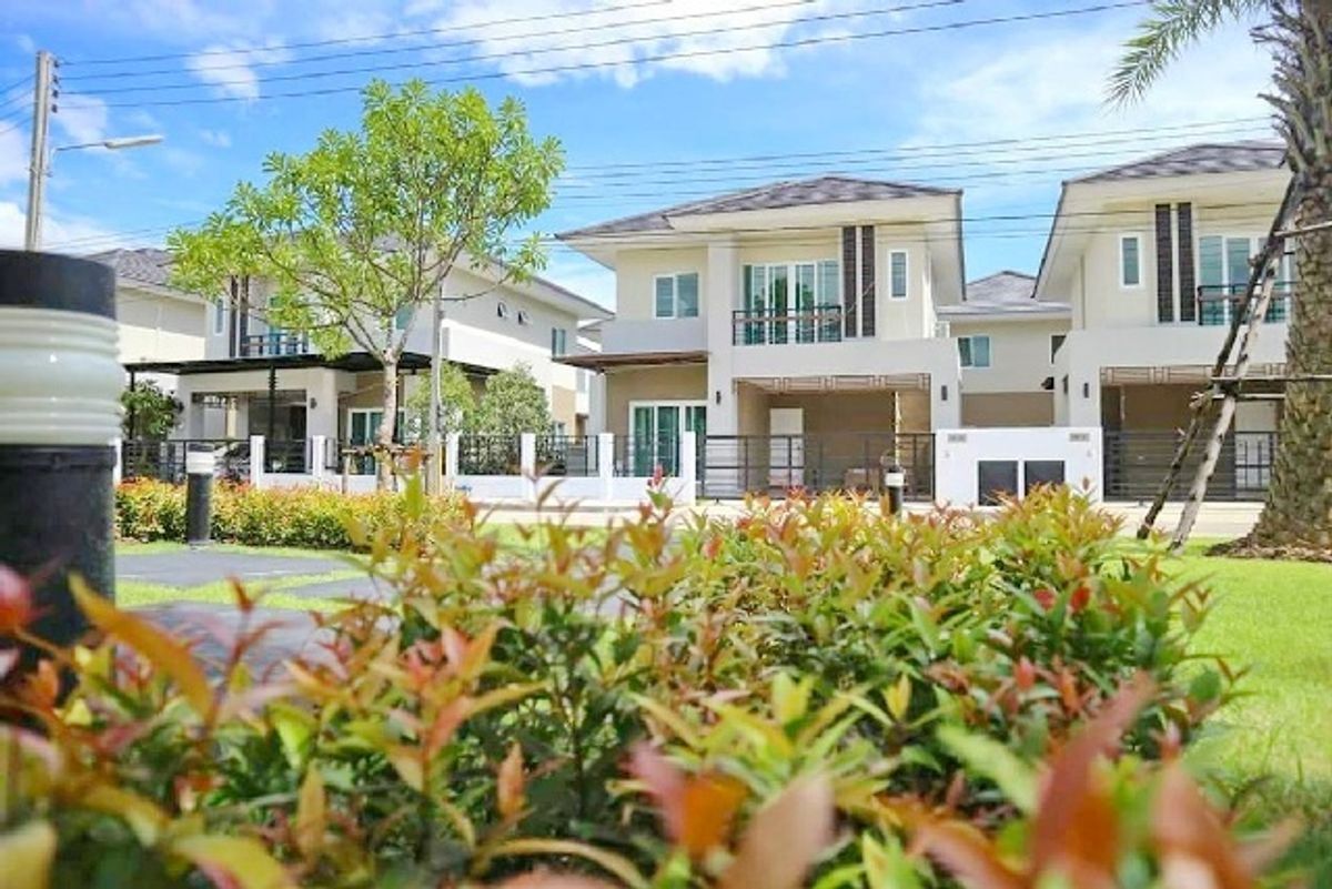 For RentHouseChiang Mai : Big C Chiang Mai 3.1 km. Saraphi intersection, 2 -story luxury house, modern style 39 sq.w. 160 sq.m.