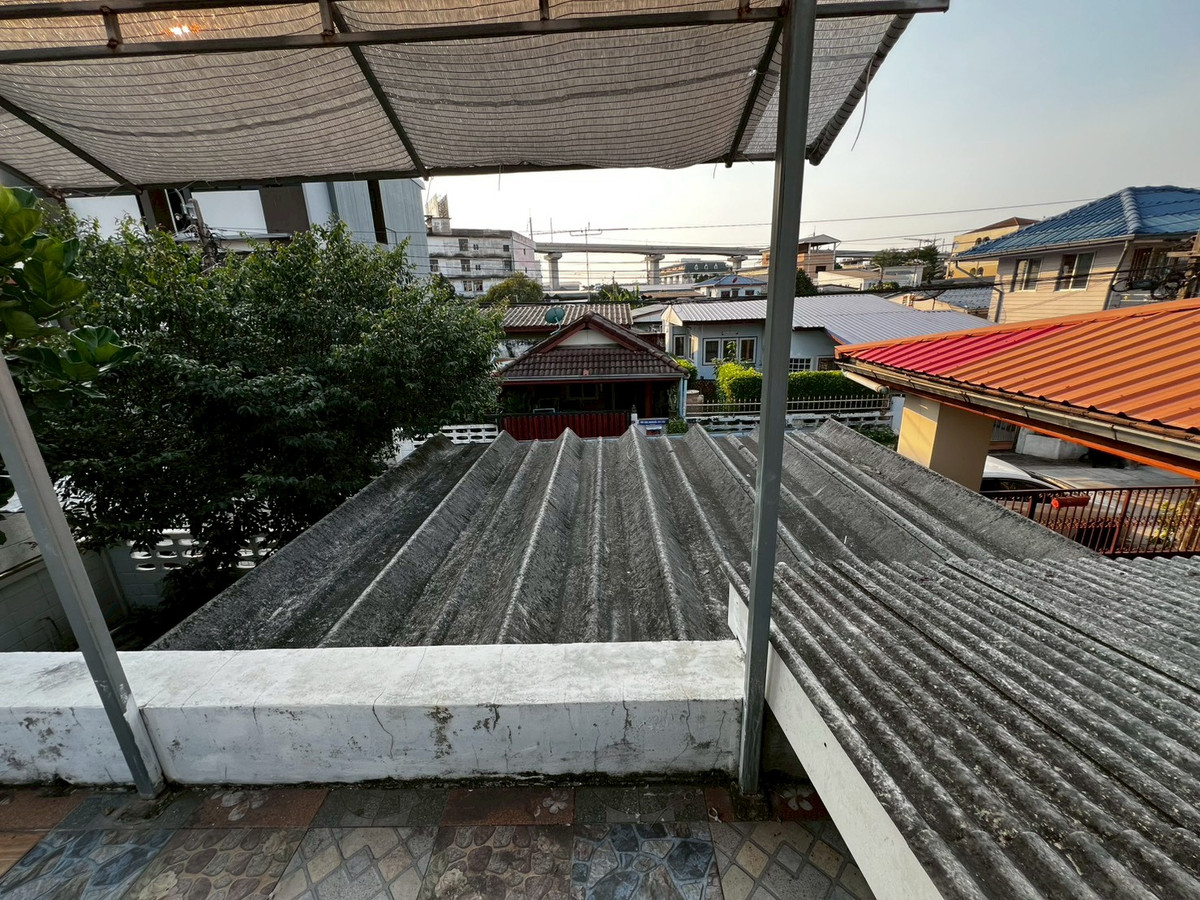 For RentHouseChaengwatana, Muangthong : Beautifully ant cute pet friendly house with artwork, located on Tiwanon Soi 52, near the BTS Skytrain. 2 bedrooms.