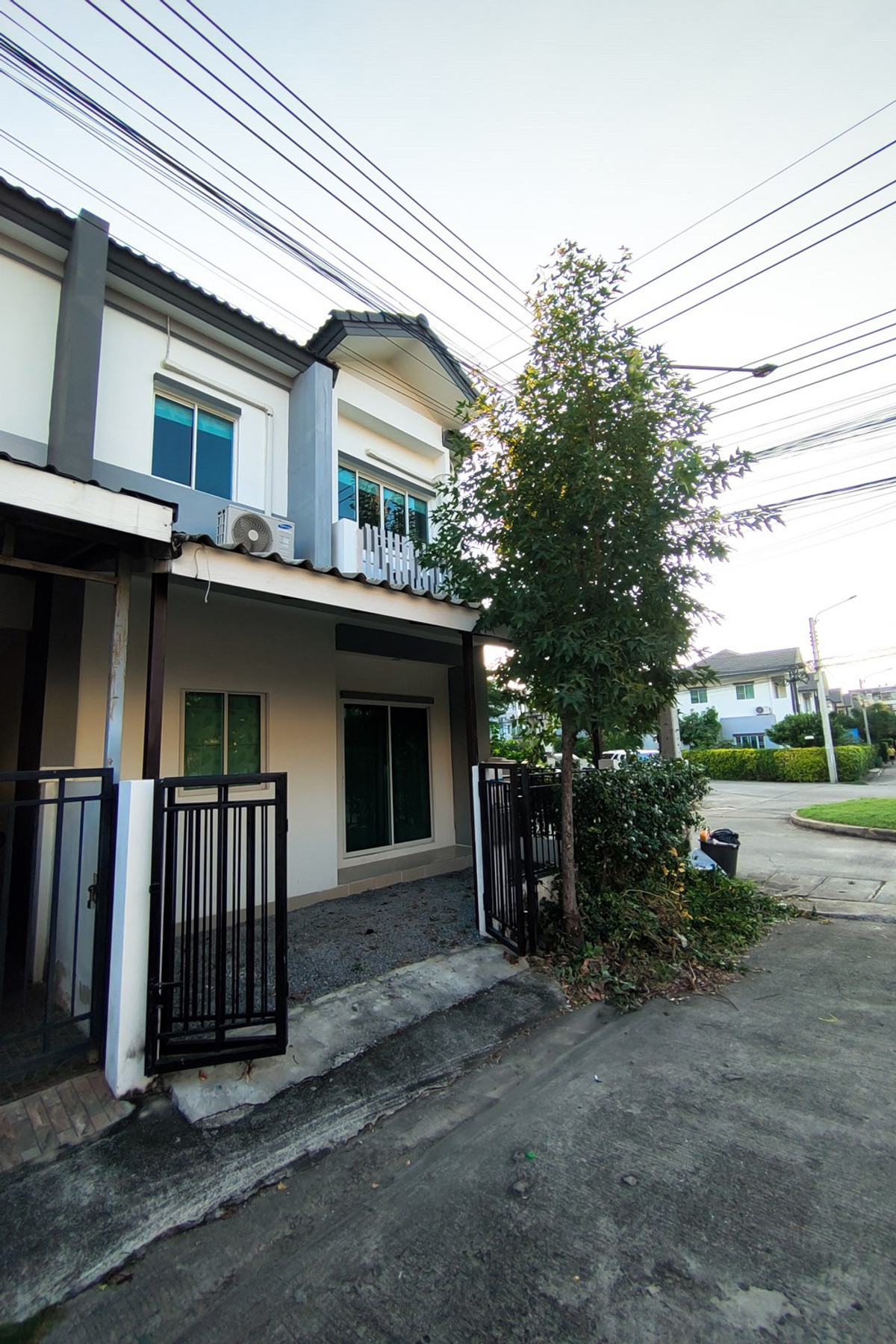 ให้เช่าทาวน์โฮมวิภาวดี ดอนเมือง หลักสี่ : ทาวน์เฮ้าส์ 4ห้องนอน หน้ากว้าง 5.7เมตร หลังมุม ถนนช่างอากาศอุทิศ ใกล้สนามบินดอนเมือง