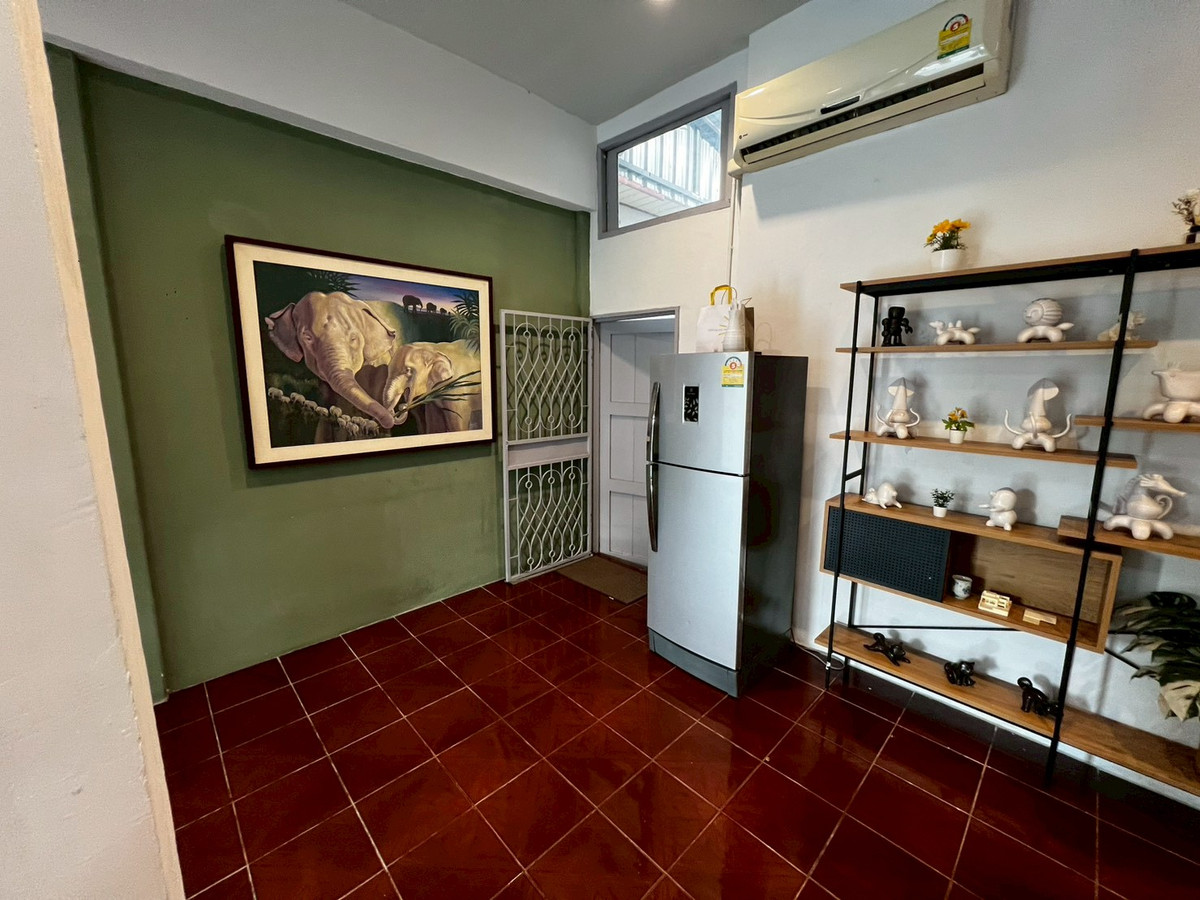 For RentHouseChaengwatana, Muangthong : Beautifully ant cute pet friendly house with artwork, located on Tiwanon Soi 52, near the BTS Skytrain. 2 bedrooms.