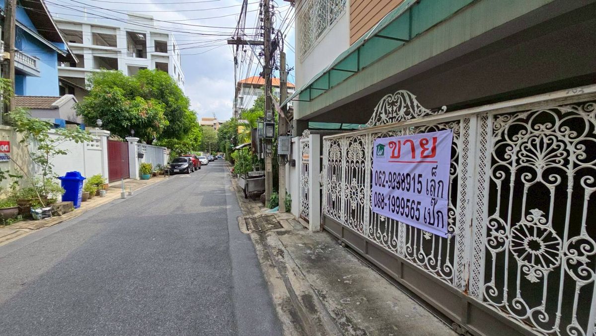 ขายที่ดินราชเทวี พญาไท : ขายที่ดินพร้อมสิ่งปลูกสร้าง 117 ตร.วา ใจกลางเมือง ซอยพิบูลวัฒนา – อารีย์ พหลโยธิน ใกล้ รร.สามเสนฯ ทางด่วน และ BTS เดินทางสะดวก เหมาะสร้างบ้าน ออฟฟิศ หรือคาเฟ่สุดเก๋