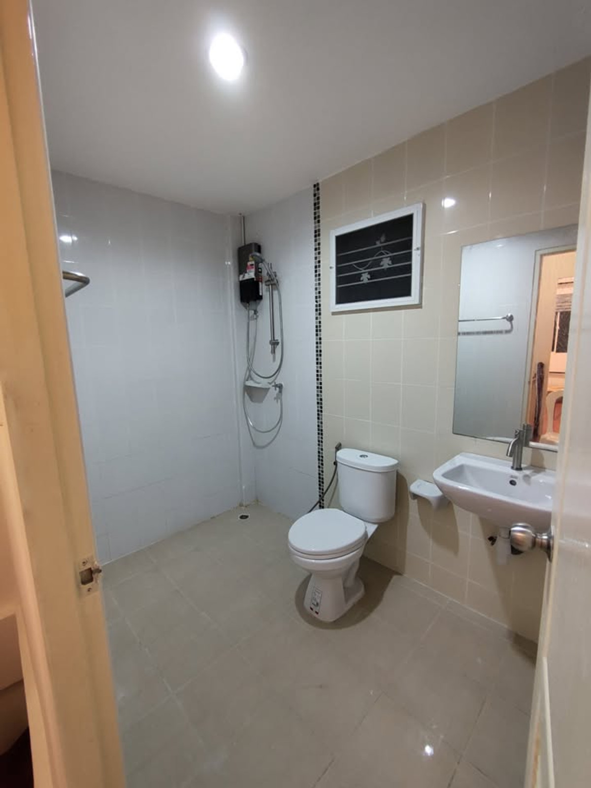 For RentTownhomeVipawadee, Don Mueang, Lak Si : 5mins go to Harrow ,4bedroom townhome, 5.7m wide, corner unit, Chang Akat Uthit Road, near Don Mueang Airport.